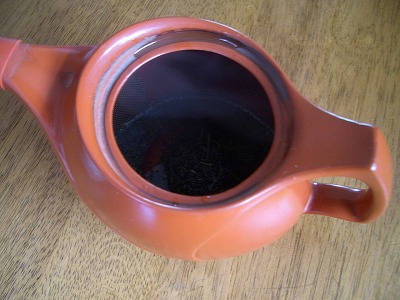 茶葉を急須に入れます。