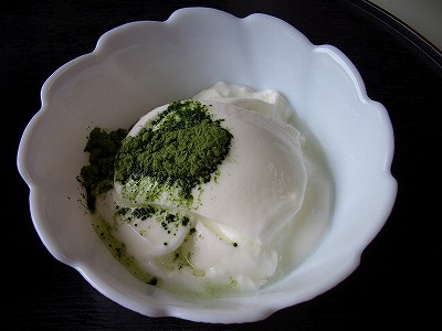 ヨーグルトに抹茶をかけたよ。