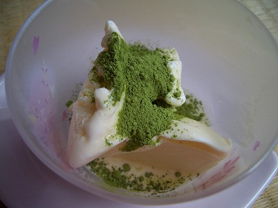 アイスクリームに抹茶をかけるとおいしいですよ。